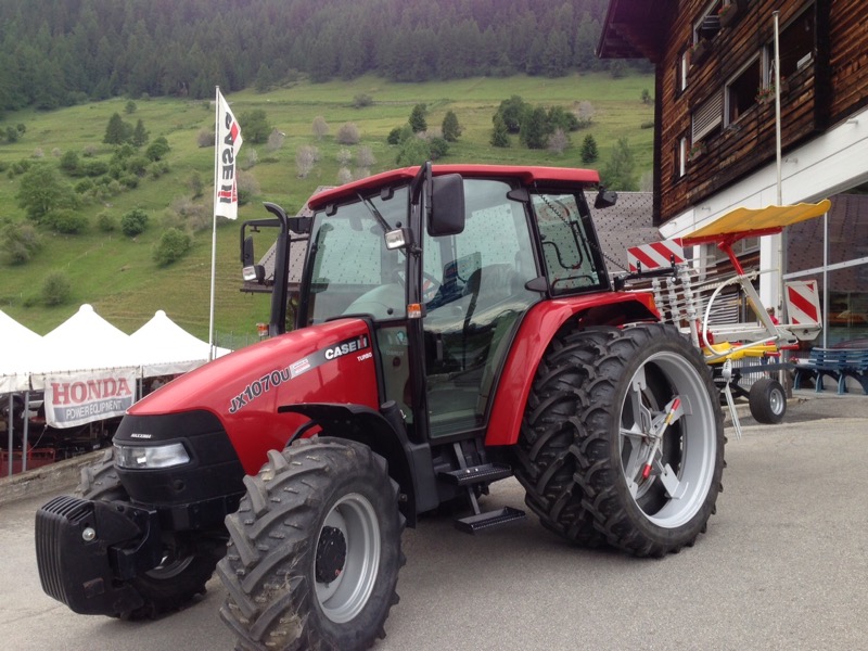 Case JX 1070U Turbo mit Schwader